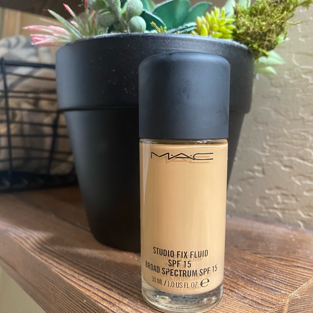 MAC STUDIO FIX FLUID FOUNDATION SPF 15 in NC25